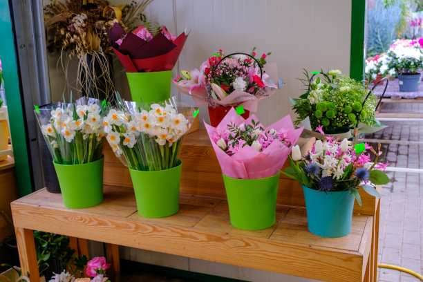 花束装在五颜六色的桶里出售图片下载