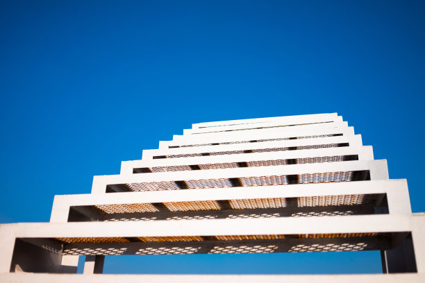 从楼梯底部到顶部的视野，明亮的天空背景图片下载