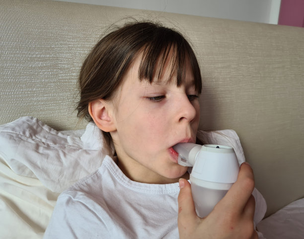 小女孩在家里用喷雾器吸气图片下载