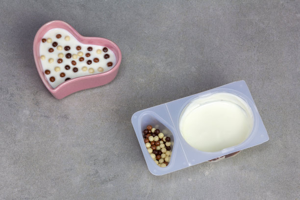 甜点酸奶和巧克力脆球图片下载