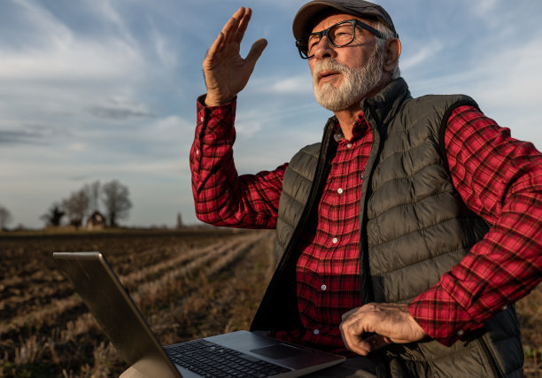 带着笔记本电脑的老农图片下载