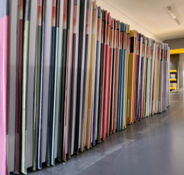 书架上的彩色书籍图片下载