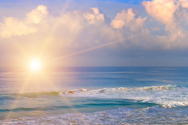 热带海滩和美丽的日出。图片下载