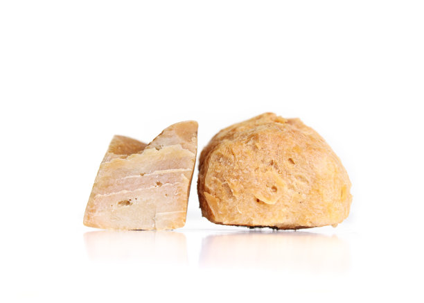 牦牛奶酪狗咀嚼比较牦牛奶酪和微波膨化剩余的牦牛奶酪。图片下载