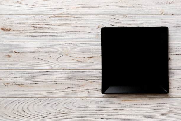 木制背景上的空方形板的俯视图。为你的设计留出空间图片下载