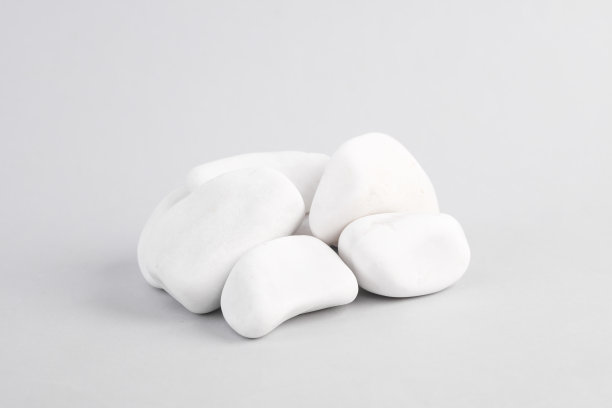 灰色背景上的卵石。和谐，安心图片下载