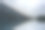 清晨，冰湖上的冷杉顶反射出宁静的朦胧景色。图形EQ云杉山顶在金色的阳光在神秘雾的高山湖泊。山湖。图片下载