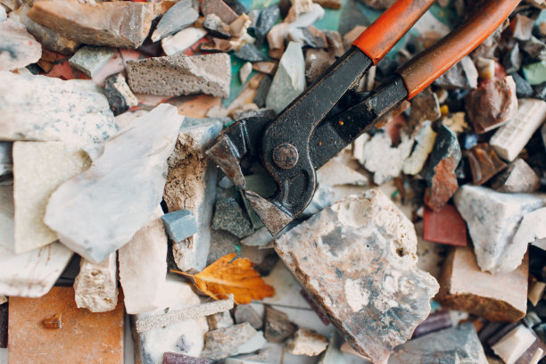 用于切割制作马赛克艺术的小玻璃的工匠切钳工具。图片下载