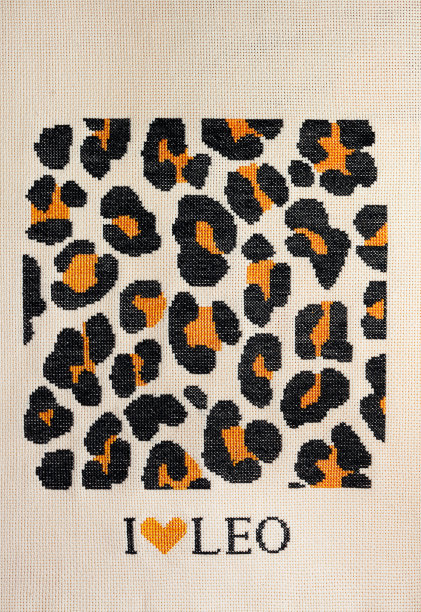 豹纹和“我爱狮子座”绣在面料上。图片下载