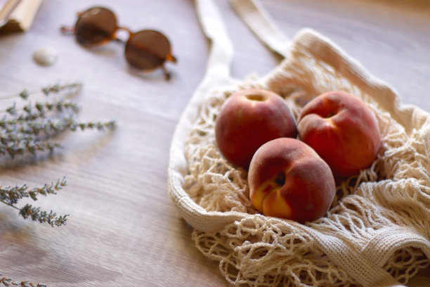 桃子，薰衣草，眼镜和书图片下载