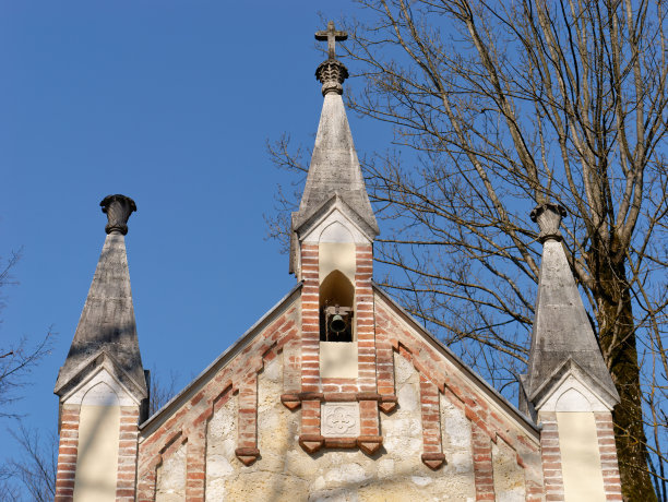 一个教堂的尖塔和一个可爱的圣约瑟夫教堂的塔的特写照片，Novi Dvori复杂在Zapresic，克罗地亚图片下载