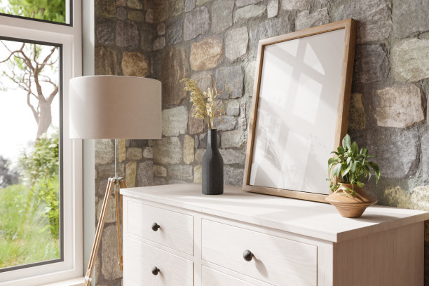 木制的乡村梳妆台衣柜站在房间的角落;明亮的阳光从大窗户照射进来;空模拟海报框架站在家具上;家居装饰设计;三维演示图片下载