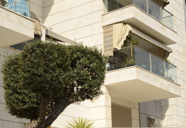 带阳台的美丽住宅楼公寓图片下载