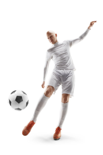 足球运动员把球击中了。足球。职业足球运动员把球踢进了制胜球图片下载