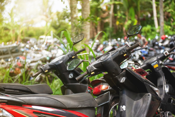 停车场里的滑板车图片下载