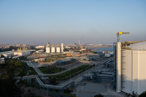 海边有能源和化工厂图片下载