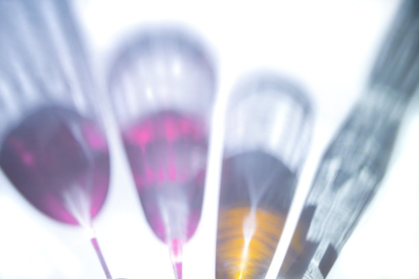 瓶子和眼镜的影子落在白色的背景上。图片下载