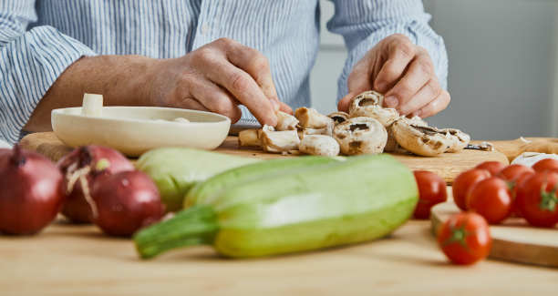 素食的准备，蘑菇做意大利面图片下载