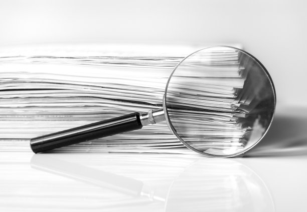 放大镜前一叠文件图片下载