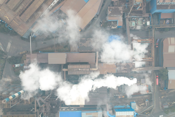 工厂制造空气污染的鸟瞰图图片下载