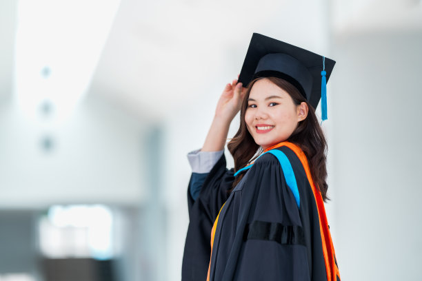 年轻的亚洲女性大学毕业生的肖像，毕业礼服和帽子，教育理念。图片下载