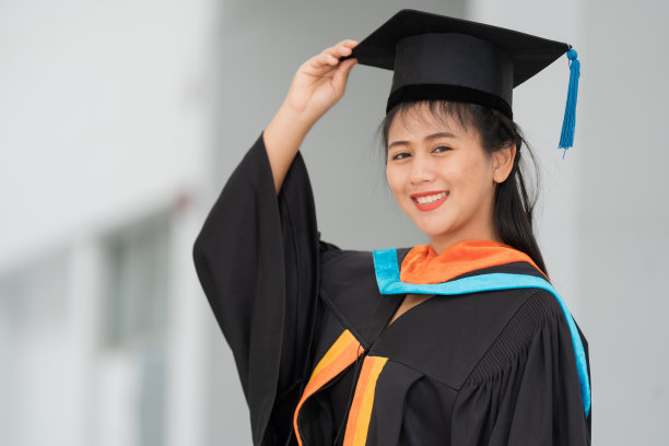 年轻的亚洲女性大学毕业生的肖像，毕业礼服和帽子，教育理念。图片下载