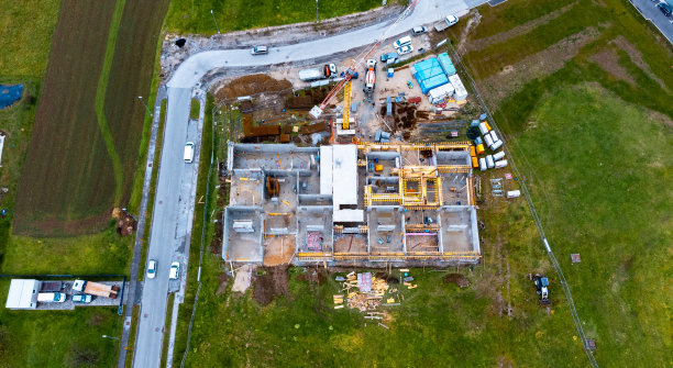 在建建筑，配有吊车等设备，鸟瞰图图片下载