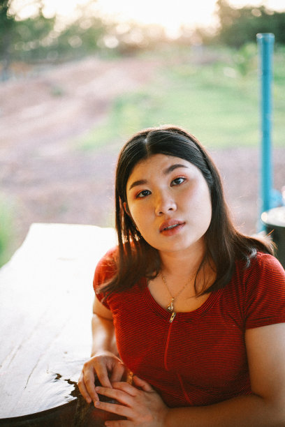 矮胖的泰国女孩图片下载