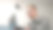 穿着制服的安装人员使用笔记本电脑在办公室设置安全摄像头图片下载