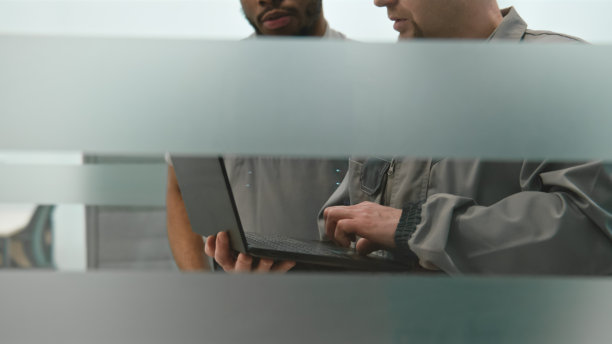 多民族安装人员设置安全摄像头图片下载