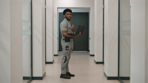 非裔美国人闭路电视摄像头安装与笔记本电脑图片下载