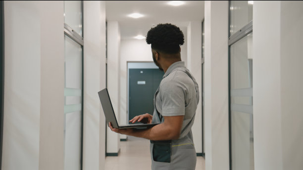 安装程序在笔记本电脑上设置闭路电视摄像机图片下载