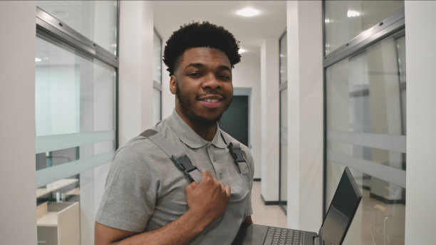 非洲闭路电视摄像头安装在办公室走廊图片下载