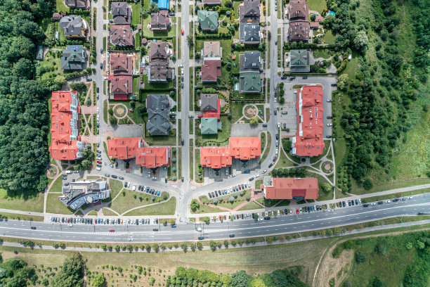阳光明媚的夏日，郊区住宅区的鸟瞰图图片下载