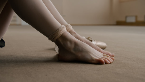 芭蕾舞女演员脱下她的足尖鞋图片下载