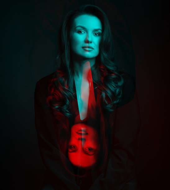 美丽的女人与深色西装和波浪的头发工作室肖像在RGB颜色分裂效果风格图片下载