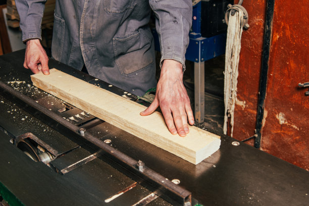 在家具车间使用木工机械和锯子图片下载