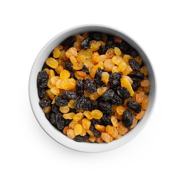 白色背景俯视图上的浅色和深色葡萄干。图片下载