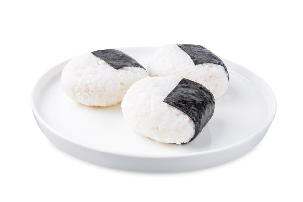 饭团，日式三角形饭团，在白色的背景上填满鲑鱼图片下载