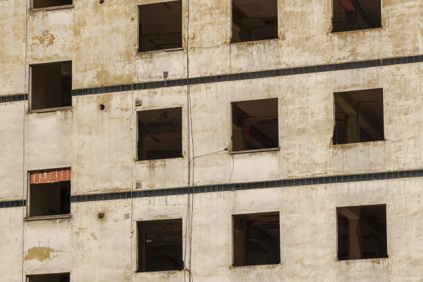 地震摧毁了窗户破碎的房子图片下载