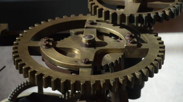 黄色金属齿轮在发动机机构图片下载