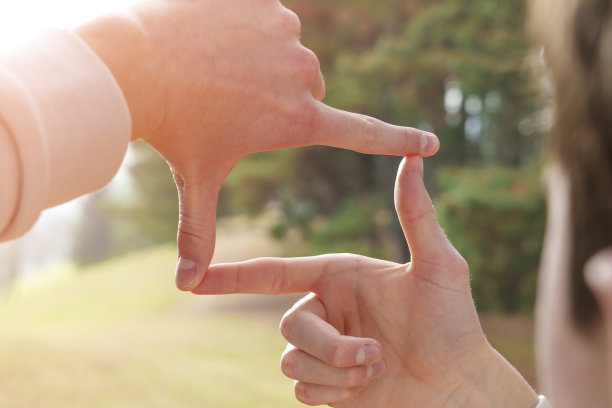 徒步旅行时，手指勾勒出美丽的大自然图片下载