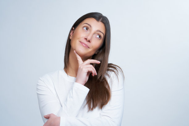 孤立的照片，黑发女子在白色背景图片下载