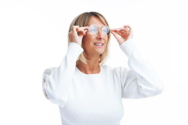 图片的金发女子孤立的白色背景，戴着眼镜图片下载