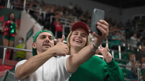 情侣自拍体育场馆约会。开心范主享受手机照片图片。图片下载