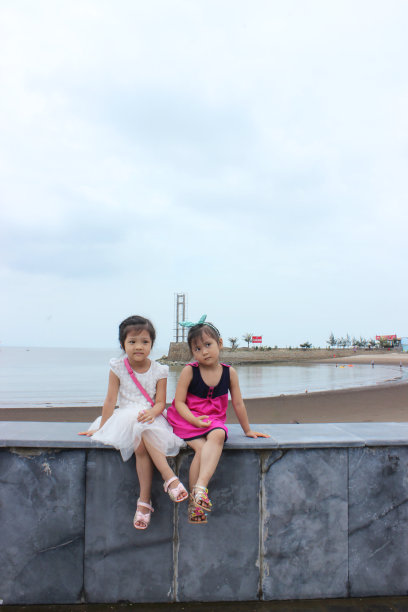 两个小女孩在夏日的沙滩上图片下载