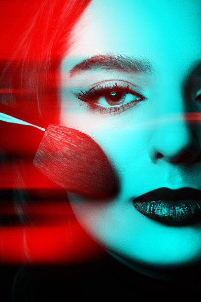 美丽的女人与化妆和深色嘴唇工作室肖像在RGB颜色分裂效果风格图片下载