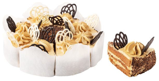 奶油蛋糕配黑白巧克力。切片在纸盒的生日派孤立的白色背景与修剪路径图片下载