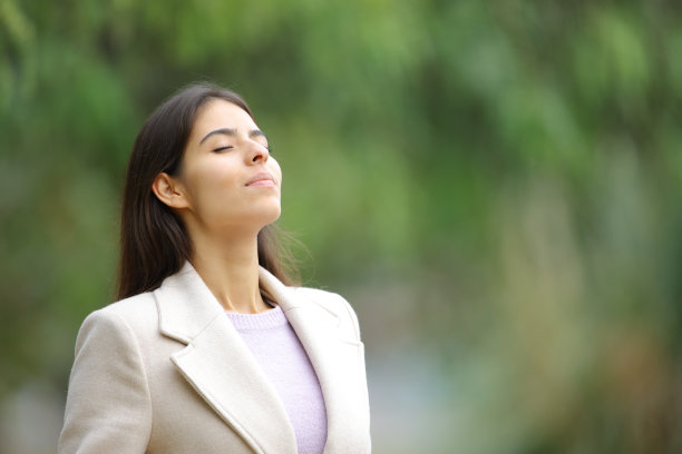 冬天在大自然中呼吸新鲜空气的女人图片下载
