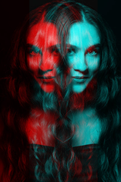 美丽的女人与长卷发工作室肖像在RGB颜色分裂效果风格图片下载